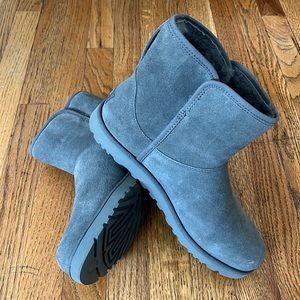 Cory II Genuine Shearling Lined Boot
UGG size 7 1/2 NWOT